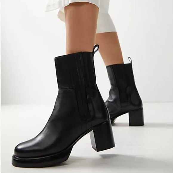 Free People Onyx Chelsea Boots - Picture 1 of 7